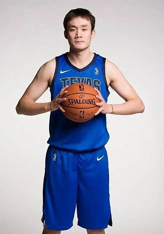 kaiyun 开云体育-CBA季后赛今晨走向成谜，达拉斯独行侠回应争议，态度坚定，团队化学反应显著