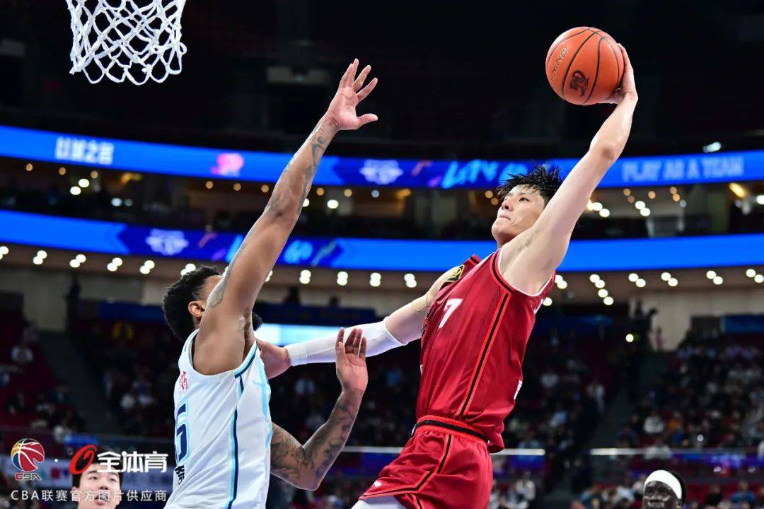 kaiyun官方在线体育-今夜CBA季后赛焦点战，里昂队长鼓劲，气氛紧张，身体对抗强度拉满