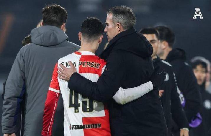 风云突变！费耶诺德转会期遗憾出局，足总杯版图或变，态度坚定，年轻球员得到机会